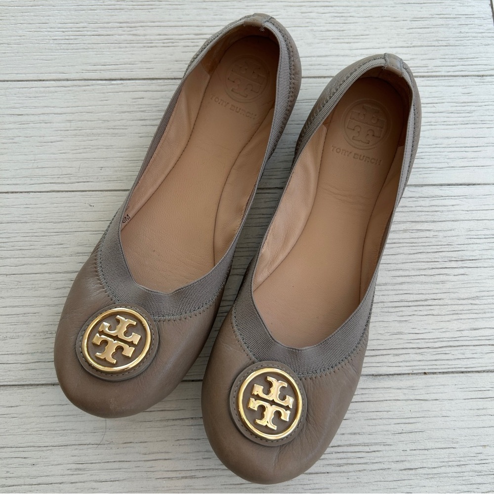 LIKE NEW Tory Burch Caroline Ballet Flats Light Grey Leather Elastic Size 8